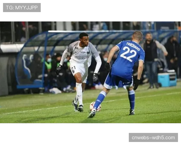 班巴-迪昂角球破门，洛里昂1-1战平巴黎FC